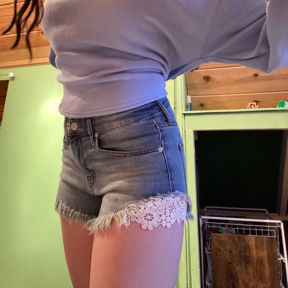 Lace trim high rise denim shorts! - Picture 5 of 5